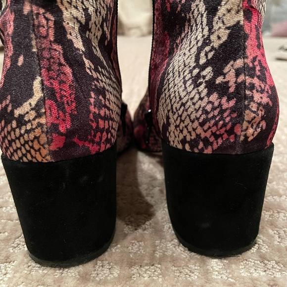 ANTHROPOLOGIE PRINTED VELVET ANKLE BOOTS - 8 - Picture 4 of 6